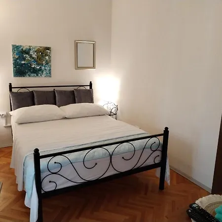 Suzana 2br With Balcony Apartment